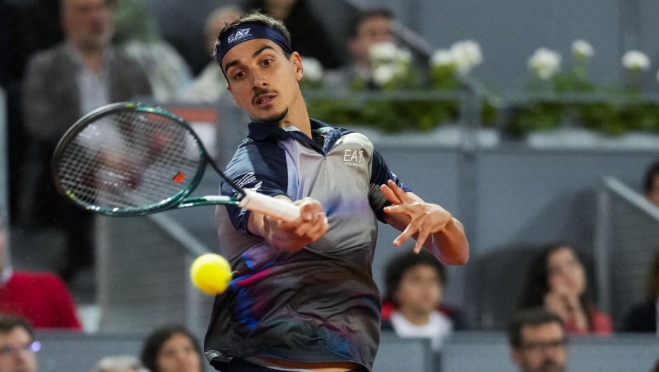Lorenzo Sonego, of Italy, returns the ball to Jannik Sinner, of Italy, during the Mutua Madrid Open tennis tournament in Madrid, Saturday, April 27, 2024. (AP Photo/Manu Fernandez)