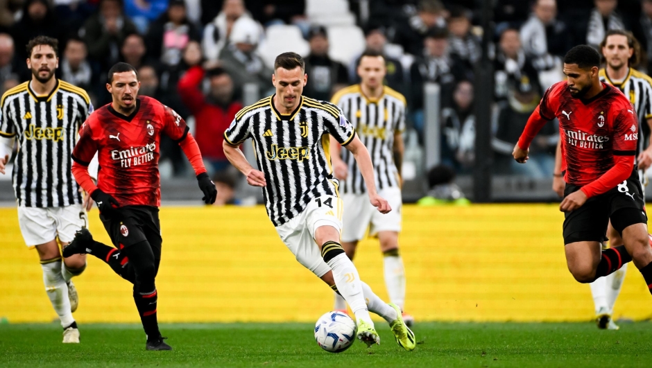 TURIN, ITALY - APRIL 27: Arkadiusz Krystian Milik of Juventus runs with the ball during the Serie A TIM match between Juventus and AC Milan at Allianz Stadium on April 27, 2024 in Turin, Italy. (Photo by Daniele Badolato - Juventus FC/Juventus FC via Getty Images)