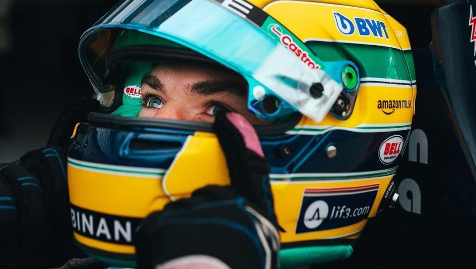 Pierre Gasly indossa il casco dedicato ad Ayrton Senna con cui correrà il GP Imola