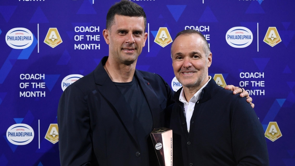 BOLOGNA, ITALY - APRIL 13: Thiago Motta, Head Coach of Bologna FC, (L) and Joey Saputo, President of Bologna FC, pose for a photo with the Serie A TIM Coach of The Month Award prior to the Serie A TIM match between Bologna FC and AC Monza at Stadio Renato Dall'Ara on April 13, 2024 in Bologna, Italy. (Photo by Alessandro Sabattini/Getty Images)