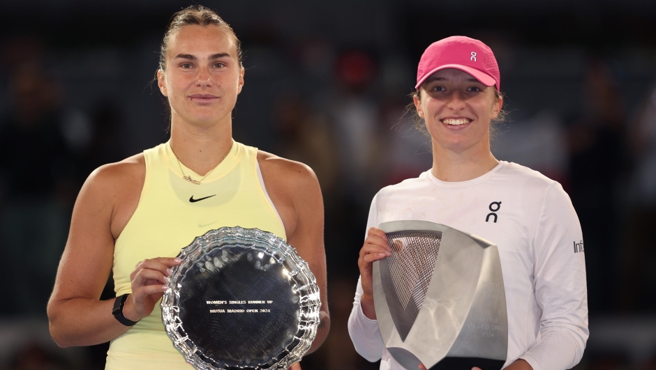 MADRID, SPAIN - MAY 04: Iga Swiatek of Poland poses for a photo with the winners trophy after victory against Aryna Sabalenka of Belarus following their Women's Singles Final match on Day Twelve of Mutua Madrid Open at La Caja Magica on May 04, 2024 in Madrid, Spain. (Photo by Julian Finney/Getty Images)