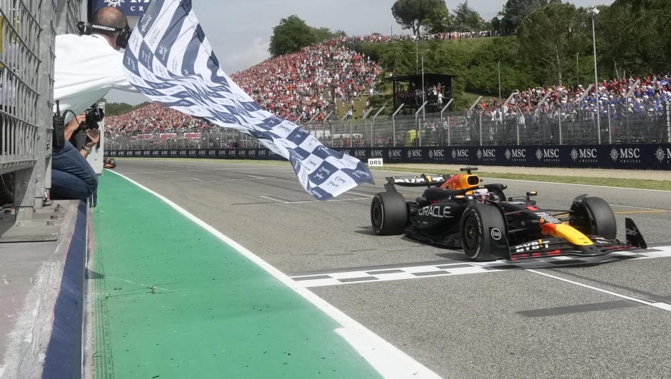 Red Bull driver Max Verstappen of the Netherlands crosses the finish line to win the Italy's Emilia Romagna Formula One Grand Prix race at the Dino and Enzo Ferrari racetrack in Imola, Italy, Sunday, May 19, 2024. (AP Photo/Luca Bruno, Pool)