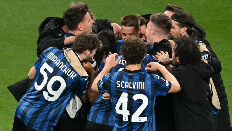 Atalanta's players celebrate after Atalanta's Nigerian forward #11 Ademola Lookman scored his team's third goal, scoring a hat-trick, during the UEFA Europa League final football match between Atalanta and Bayer Leverkusen at the Dublin Arena stadium, in Dublin, on May 22, 2024. (Photo by Oli SCARFF / AFP)
