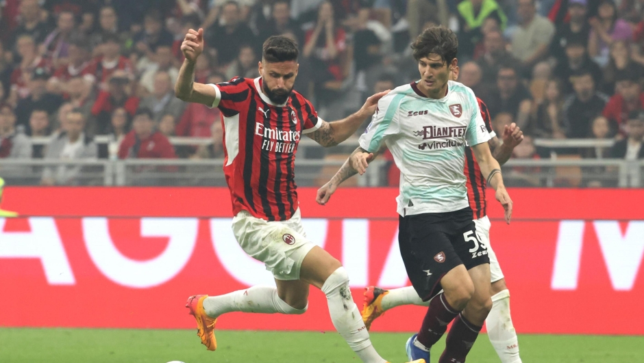 AC Milan's Olivier Giroud (L) challenges for the ball with Salernitanas Alessandro Zanoli during the Italian serie A soccer match between AC Milan and Salernitana at Giuseppe Meazza stadium in Milan,  25 May  2024. ANSA / MATTEO BAZZI
