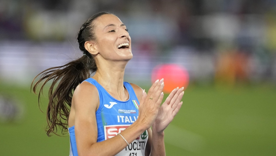 Nadia Battocletti, of Italy, celebrates after crossing the finish line to win the women'a 10000 meters final at the European Athletics Championships in Rome, Tuesday, June 11, 2024. (AP Photo/Alessandra Tarantino)
