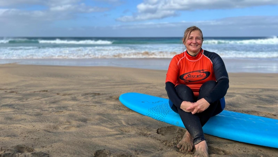 Caterina Lazzarini: si può fare surf anche a 60 anni