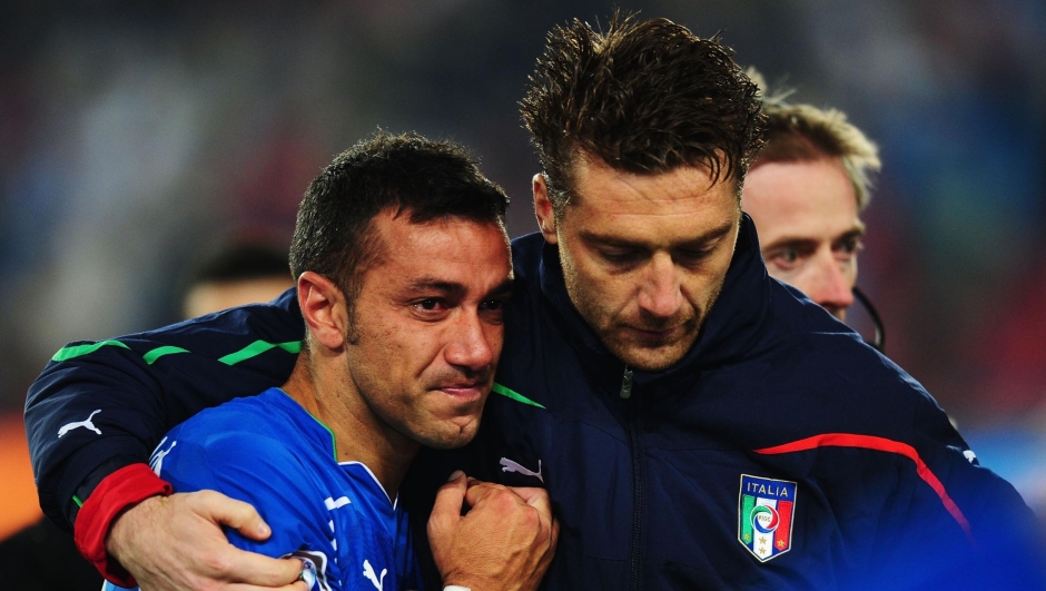 JOHANNESBURG, SOUTH AFRICA - JUNE 24: Fabio Quagliarella of Italy is consoled after the 2010 FIFA World Cup South Africa Group F match between Slovakia and Italy at Ellis Park Stadium on June 24, 2010 in Johannesburg, South Africa.  (Photo by Mike Hewitt - FIFA/FIFA via Getty Images) *** Local Caption *** Fabio Quagliarella - Italia v Slovacchia - fotografo: Getty Images