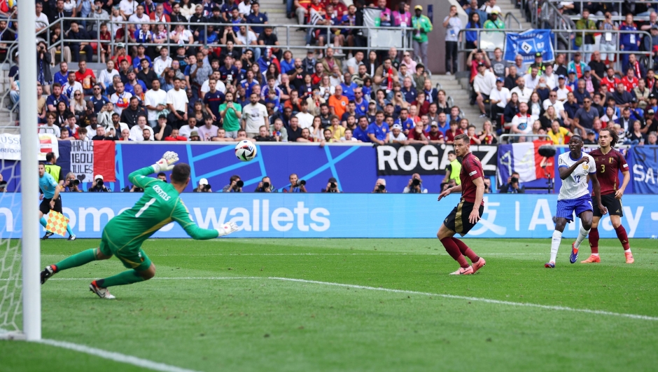 DUSSELDORF, GERMANY - JULY 01: Randal Kolo Muani of France scores his team's first goal as Koen Casteels of Belgium fails to make a save during the UEFA EURO 2024 round of 16 match between France and Belgium at Düsseldorf Arena on July 01, 2024 in Dusseldorf, Germany. (Photo by Dean Mouhtaropoulos/Getty Images)