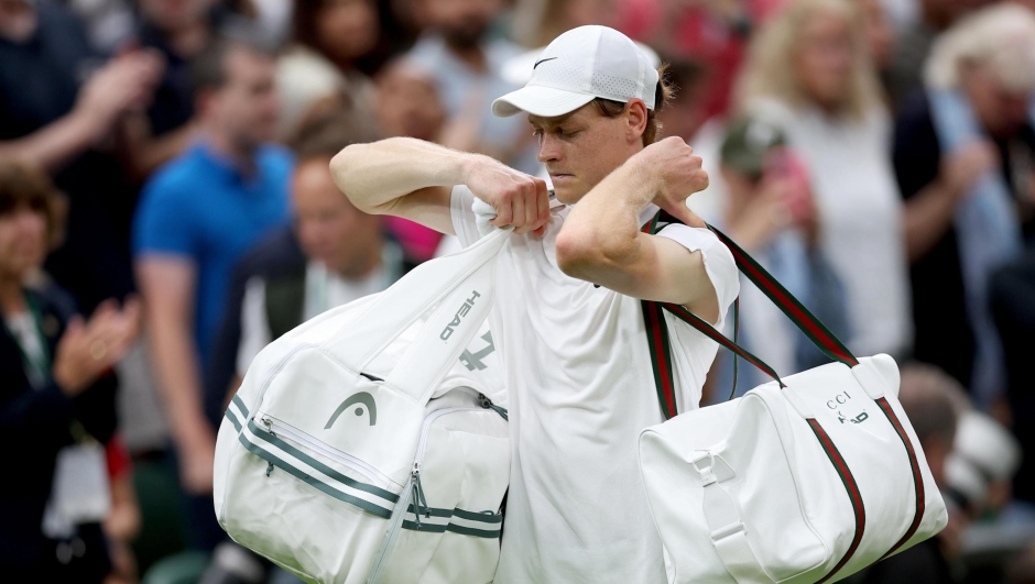 epa11468433 Jannik Sinner of Italy leaves the court after the Men's quarterfinal match against Daniil Medvedev of Russia at the Wimbledon Championships, Wimbledon, Britain, 09 July 2024. Medvedev won in five sets.  EPA/ADAM VAUGHAN  EDITORIAL USE ONLY