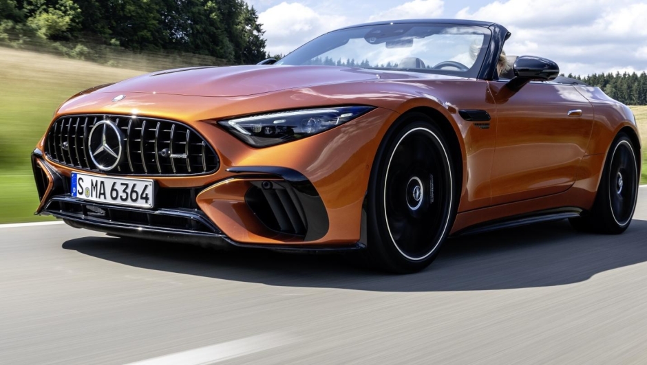 Mercedes‑AMG SL 63 E PERFORMANCE Roadster: Energieverbrauch gewichtet kombiniert: 11,5 kWh/100 km plus 7,7 l/100 km | Kraftstoffverbrauch kombiniert bei entladener Batterie: 11,7 l/100 km | CO2‑Emissionen gewichtet kombiniert: 175 g/km | CO₂-Klasse gewichtet kombiniert: F | CO₂-Klasse bei entladener Batterie: G. Die angegebenen Werte wurden nach dem vorgeschriebenen Messverfahren WLTP (Worldwide harmonised Light vehicles Test Procedure) ermittelt. Die angegebenen Spannweiten beziehen sich auf den deutschen Markt. Der Energieverbrauch und der CO2-Ausstoß eines Pkw sind nicht nur von der effizienten Ausnutzung des Kraftstoffs bzw. des Energieträgers durch den Pkw, sondern auch vom Fahrstil und anderen nichttechnischen Faktoren abhängig. Exterieur: Farbe MANUFAKTUR orange flame metallic. Interieur: MANUFAKTUR Leder Nappa tartufobraun/schwarz // Mercedes‑AMG SL 63 E PERFORMANCE Roadster: Energie consumption combined weighted: 11.5 kWh/100 km plus 7.7 l/100 km | Fuel consumption discharged battery combined weighted: 11.7 l/100 km | CO2‑emissions combined weighted: 175 g/km |  CO₂-class combined weighted: F | CO₂-class discharged battery: G . The specified values were determined according to the prescribed measurement procedure WLTP (Worldwide Harmonised Light Vehicles Test Procedure). The ranges given refer to the German market. The energy consumption and CO2 emissions of a car depend not only on the efficient use of the fuel or energy source by the car, but also on the driving style and other non-technical factors. Exterior colour: MANUFAKTUR orange flame metallic. Interior: Nappa leather MANUFAKTUR tartufo brown/black