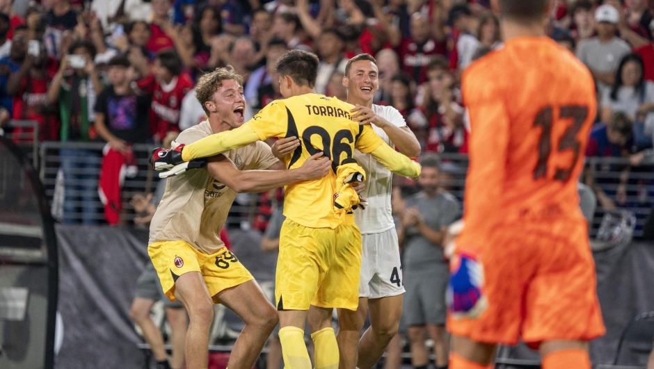 epa11532190 Goalkeeper Lorenzo Torriani (C) of AC Milan celebrates victory following penalty kicks in the DIRECTV Soccer Champions Tour friendly match between FC Barcelona and AC Milan at M&T Bank Stadium in Baltimore, Maryland, USA, 06 August 2024.  EPA/SHAWN THEW