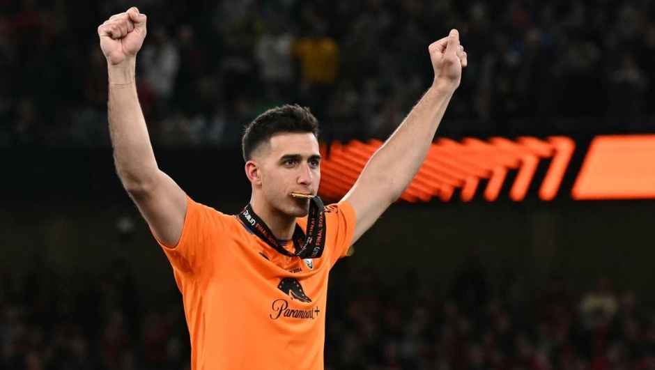 Atalanta's Argentine goalkeeper #01 Juan Musso celebrates at the presentation ceremony after the UEFA Europa League final football match between Atalanta and Bayer Leverkusen at the Dublin Arena stadium, in Dublin, on May 22, 2024. Atalanta won the game 3-0. (Photo by Paul ELLIS / AFP)