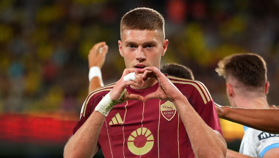 VILLARREAL, SPAIN - SEPTEMBER 27: Artem Dovbyk of Girona celebrates after scoring the team's first goal during the LaLiga EA Sports match between Villarreal CF and Girona FC at Estadio de la Ceramica on September 27, 2023 in Villarreal, Spain. (Photo by Alex Caparros/Getty Images)