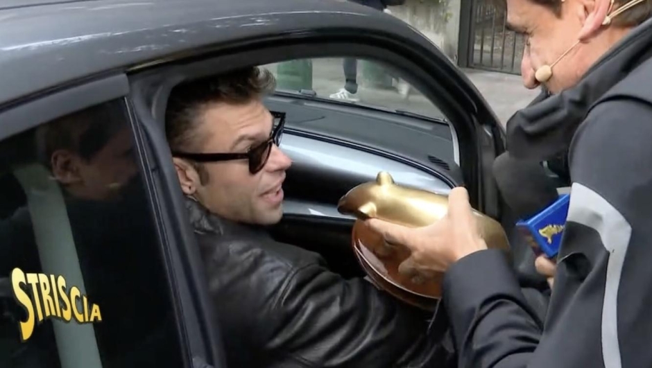 Fedez riceve il Tapiro d'oro dopo l'arresto di Rosiello e Hagag: "Ti becchi una querela"