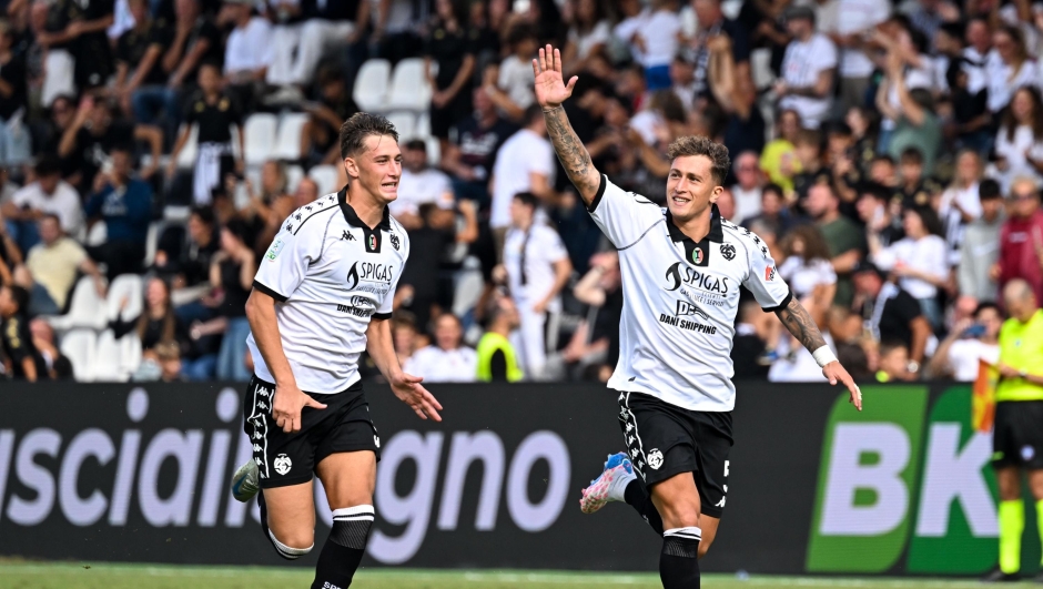 Spezia?s Salvatore Esposito celebrates after scoring the 2-1 goal for his team during the Serie B soccer match between Spezia and Carrarese at the Alberto Picco Stadium in La Spezia, Italy - Sunday, Semptember 22, 2024. Sport - Soccer . (Photo by Tano Pecoraro/Lapresse)