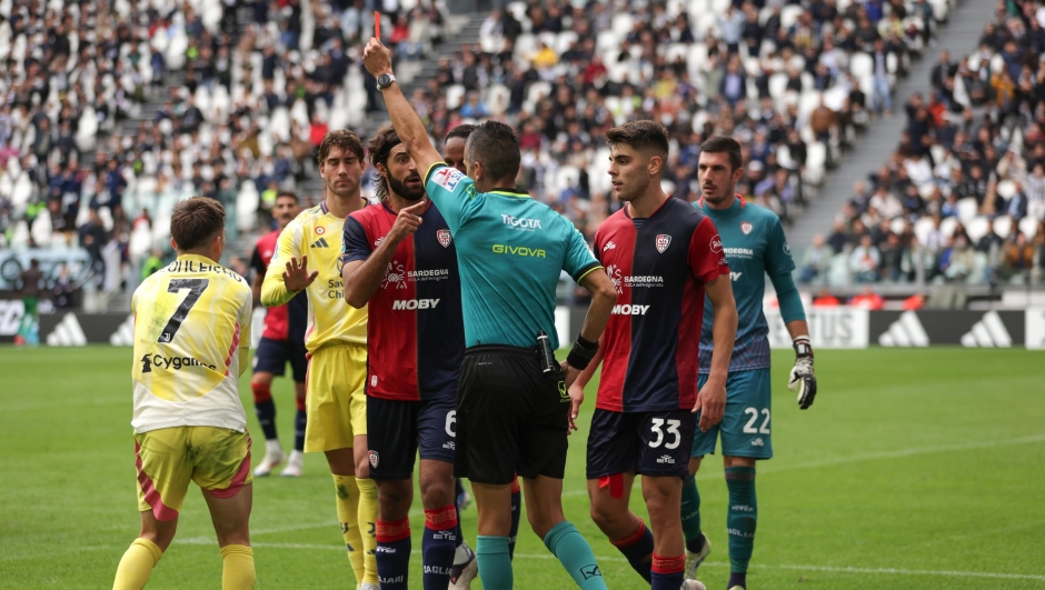 TURIN, ITALY - OCTOBER 06: Francisco Conceicao of Juventus reacts after being shown a red card by the Referee Livio Marinelli following his second bookable offence, after allegedly divbing in the penalty area under challenge from Adam Obert of Cagliari Calcio  during the Serie A match between Juventus FC and Cagliari Calcio at  Allianz Stadium on October 06, 2024 in Turin, Italy. (Photo by Jonathan Moscrop/Getty Images)