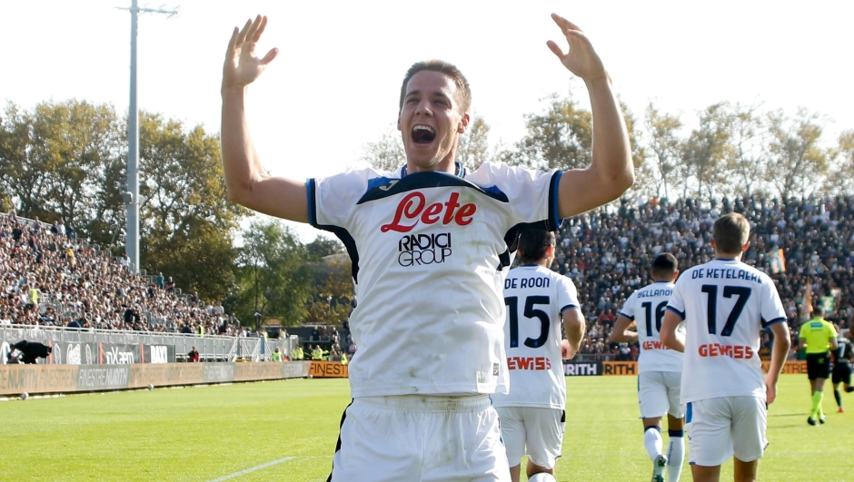  Mario Pasalic of Atalanta celebrates scoring the first goal of the game during the Serie A match between Venezia and Atalanta at Stadio Pier Luigi Penzo on October 20, 2024 in Venice, Italy. (Photo by Timothy Rogers/Getty Images)