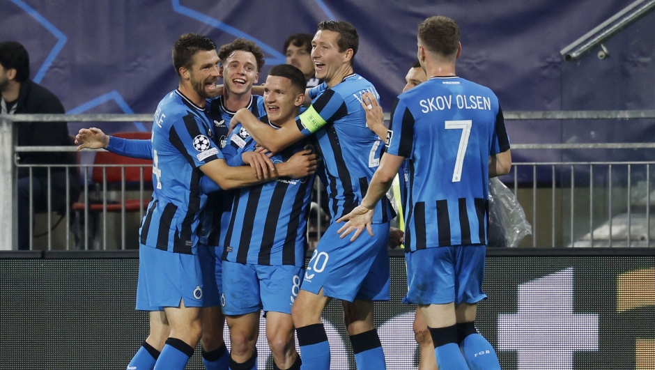 Club Brugge's Greek forward #08 Christos Tzolis (3L) celebrates after scoring a goal with team mates during the UEFA Champions League football match between SK Sturm Graz and Club Brugge KV in Klagenfurt, Austria on October 2, 2024. (Photo by ERWIN SCHERIAU / APA / AFP) / Austria OUT