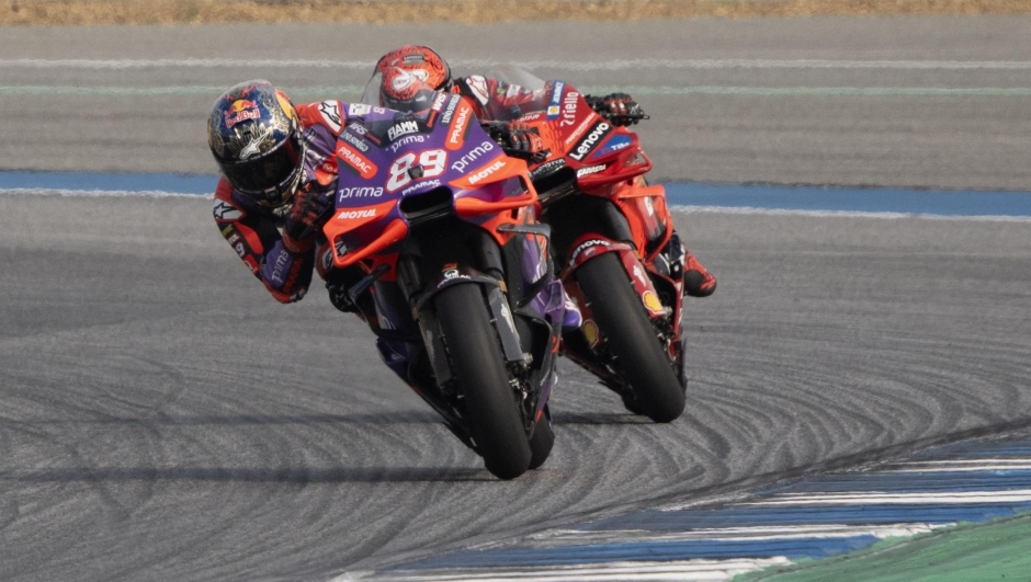 BURIRAM, THAILAND - OCTOBER 26: Jorge Martin of Spain and Prima Pramac Racing leads Francesco Bagnaia of Italy and Ducati Lenovo Team during the MotoGP Of Thailand - Sprint at Chang International Circuit on October 26, 2024 in Buriram, Thailand. (Photo by Mirco Lazzari gp/Getty Images)