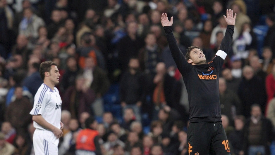 epa01276551 AS Roma's Italian striker Francesco Totti (R) celebrates his team´s victory in presence of Real Madrid countryman Fabio Cannavaro (L) at the end of their Champions League soccer match played at Santiago Bernabeu stadium, in Madrid, central Spain, 05 March 2008. ANSA / EPA/Ballesteros /JI