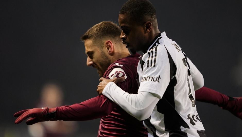 Torino?s Nikola Vlasic  fights  with Juventus' Pierre Kalulu during the Serie A soccer match between Torino FC and Juventus the Stadio Olimpico Grande Torino in Turin, north west Italy - January 11, 2025. Sport - Soccer EXCLUSIVE TORINO FC (Photo by Fabio Ferrari/LaPresse)