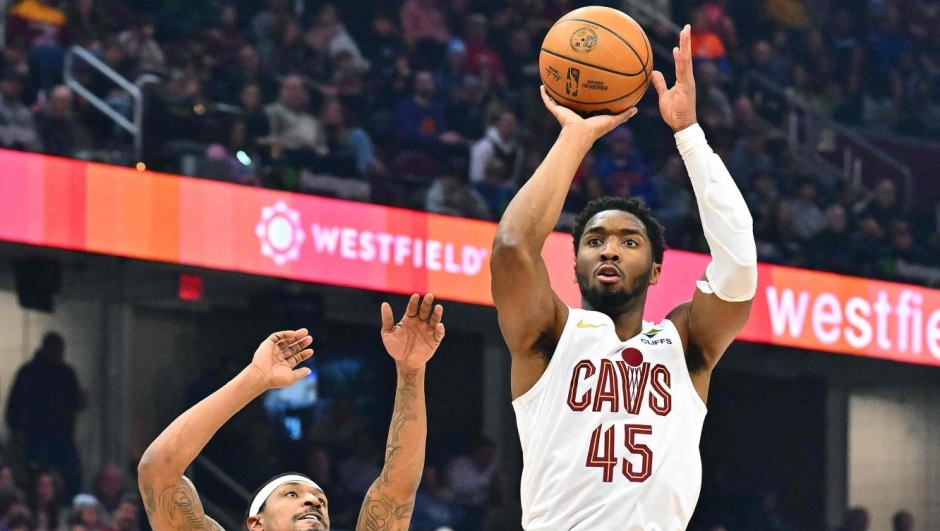 CLEVELAND, OHIO - JANUARY 20: Donovan Mitchell #45 of the Cleveland Cavaliers shoots over Bradley Beal #3 of the Phoenix Suns during the second quarter at Rocket Mortgage Fieldhouse on January 20, 2025 in Cleveland, Ohio. NOTE TO USER: User expressly acknowledges and agrees that, by downloading and or using this photograph, User is consenting to the terms and conditions of the Getty Images License Agreement.   Jason Miller/Getty Images/AFP (Photo by Jason Miller / GETTY IMAGES NORTH AMERICA / Getty Images via AFP)