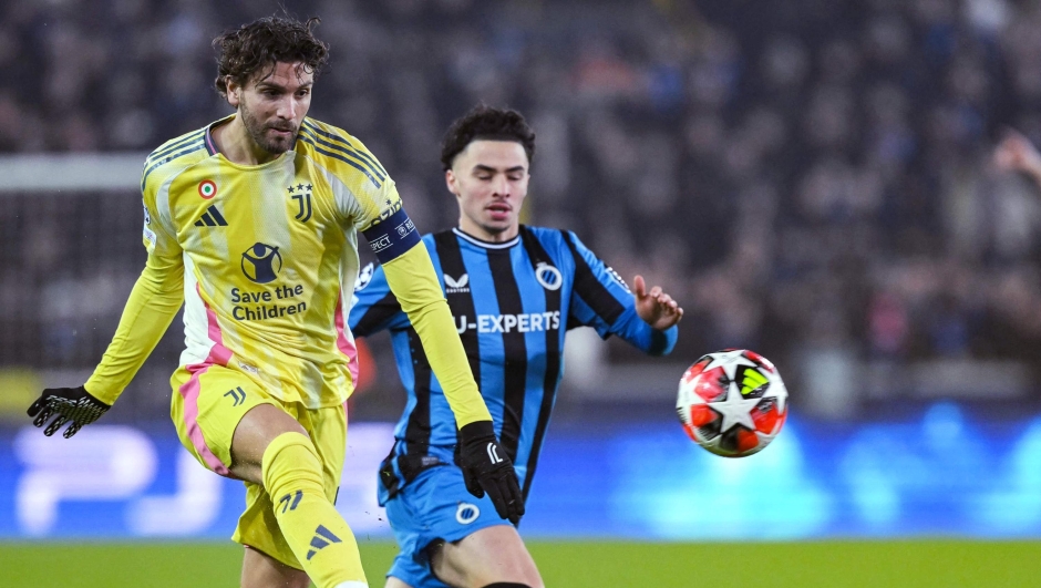 Juventus' Italian midfielder #05 Manuel Locatelli (L) kicks the ball  during the UEFA Champions League, league phase matchday 7, football match between Club Brugge KV and Juventus FC at the Jan Breydel Stadium in Bruges, on January 21, 2025. (Photo by NICOLAS TUCAT / AFP)