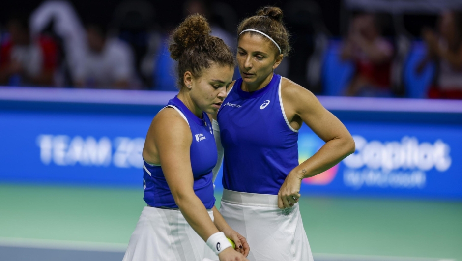 epa11728260 Jessica Paolini (L) and Sara Errani of Italy talk during the Doubles match against Katarzyna Kawa and Iga Swiatek of Poland in the Billie Jean King Cup semi-finals matches between Poland and Italy, in Seville, Spain, 18 November 2024. EPA/Jorge Zapata
