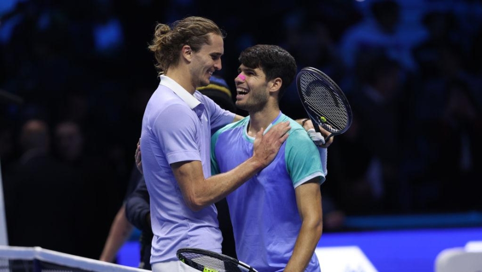  A victorious Alexander Zverev of Germany (L) embraces Carlos Alcaraz of Spain at the net at the end of their men's singles match on day six of the Nitto ATP finals 2024 at Inalpi Arena on November 15, 2024 in Turin, Italy.  (Photo by Clive Brunskill/Getty Images)