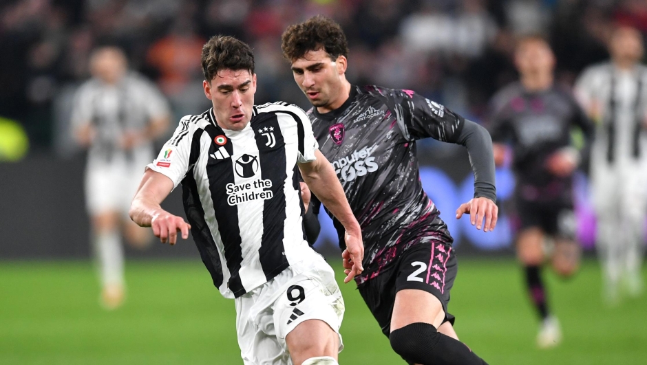 TURIN, ITALY - FEBRUARY 26: Dusan Vlahovic of Juventus runs with the ball whilst under pressure from Saba Goglichidze of Empoli during the Coppa Italia Quarter Final match between Juventus FC and Empoli FC at Allianz Stadium on February 26, 2025 in Turin, Italy. (Photo by Valerio Pennicino/Getty Images)