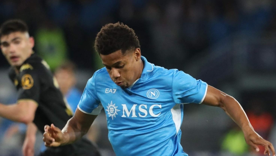 Napoli's Braziian forward #7 David Neres controls the ball during the Italian Serie A football match SSC Napoli vs Genoa CFC at Diego Armando Maradona Stadium in Naples, on May 11, 2025. (Photo by CARLO HERMANN / AFP)