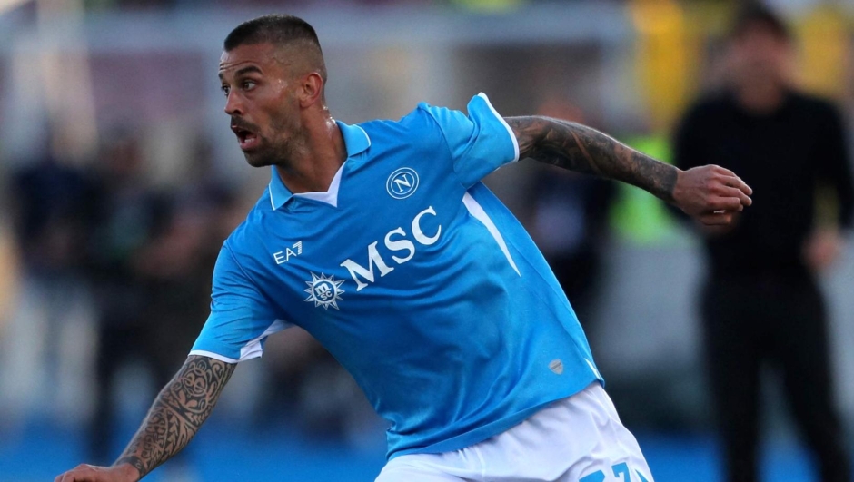 Napoli's Italian defender #37 Leonardo Spinazzola fights for the ball with Lecce's Argentinian forward #50 Santiago Pierotti during the Italian Serie A football match between Lecce and Napoli at the comunal stadium in Lecce on May 3, 2025. (Photo by CARLO HERMANN / AFP)