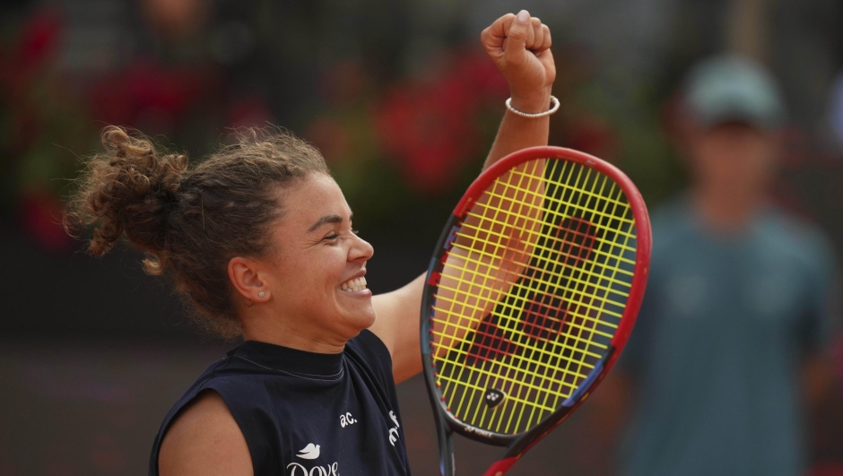 Jasmine Paolini of Italy celebrates after winning the semi-final tennis match against Peyton Stearns of the United States at the Italian Open at the Foro Italico, in Rome, Thursday, May 15, 2025, (AP Photo/Alessandra Tarantino) Associated Press/LaPresse