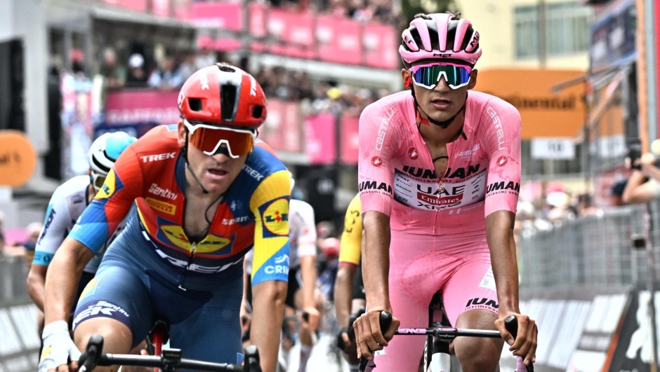 Mexican rider Isaac Del Toro Romero of Uae Team Emirates Xrg retaining the overall leader's pink jersey, retaining the overall leader's pink jersey, after the finish line of 11th stage of the 108 Giro d'Italia 2025, cycling race over 186 km from Viareggio to Castelnovo Ne' Monti, Italy, 21 May 2025. ANSA/LUCA ZENNARO