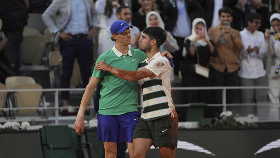 Winner Spain's Carlos Alcaraz, right, and Italy's Jannik Sinner hug after the final match of the French Tennis Open at the Roland-Garros stadium in Paris, Sunday, June 8, 2025. (AP Photo/Thibault Camus)