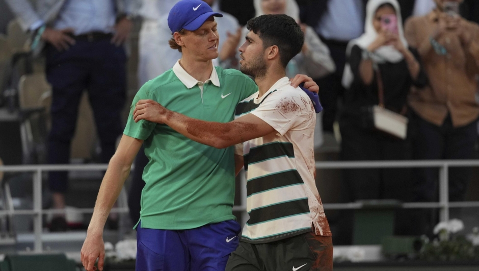 Winner Spain's Carlos Alcaraz, right, and Italy's Jannik Sinner hug after the final match of the French Tennis Open at the Roland-Garros stadium in Paris, Sunday, June 8, 2025. (AP Photo/Thibault Camus)