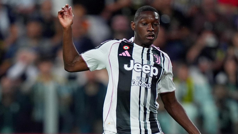 Juventus' Randal Kolo Muani fights for the ball with Udinese's goalkeeper Maduka Okoye during the Serie A soccer match between Juventus and Udinese at Alliance Stadium in Turin , North Italy - Sunday , May 18 , 2025 . Sport - Soccer . (Photo by Spada/LaPresse)