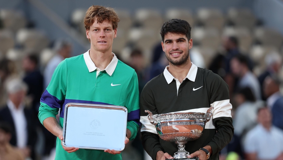 Carlos Alcaraz of Spain poses for a photo with the Coupe des Mousquetaires trophy alongside runner-up Jannik Sinner of Italy following his victory in the Men’s Singles Final match on Day Fifteen of the 2025 French Open at Roland Garros on June 08, 2025 in Paris, France. (Photo by Julian Finney/Getty Images)