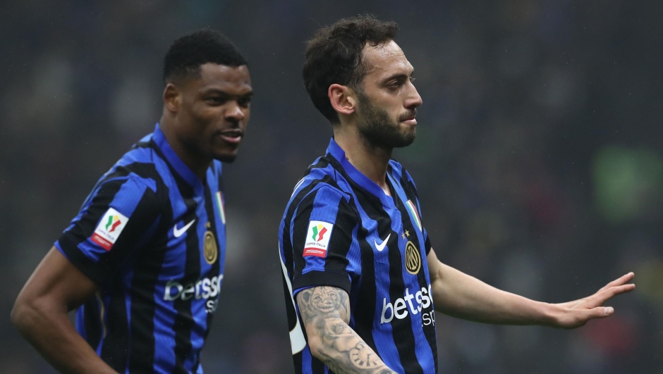 Hakan Calhanoglu of FC Internazionale celebrates with his team-mate Denzel Dumfries after scoring their team's second goal during the Coppa Italia, Quarter Final match between FC Internazionale and SS Lazio at Stadio Giuseppe Meazza on February 25, 2025 in Milan, Italy. (Photo by Marco Luzzani/Getty Images)