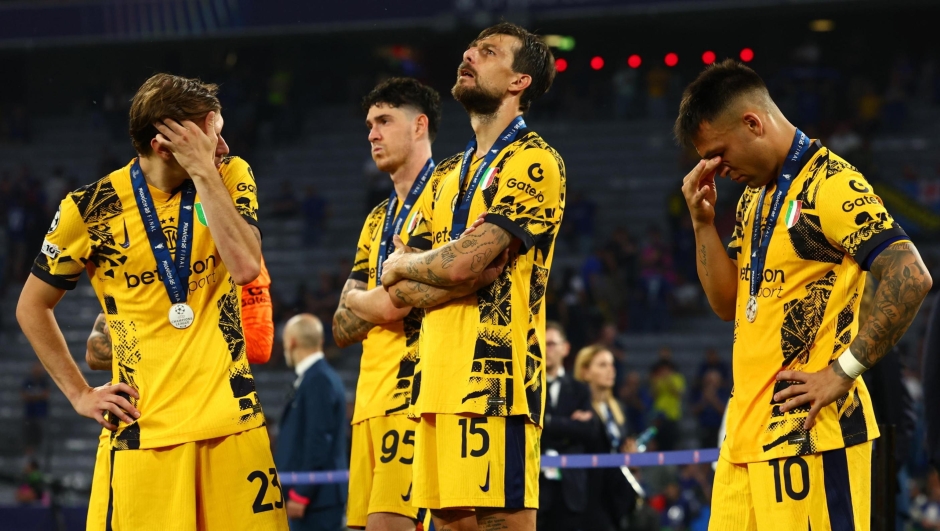 epa12148348 Dejected players of Inter look on after losing the UEFA Champions League final between Paris Saint-Germain and Internazionale Milano, in Munich, Germany, 31 May 2025.  EPA/ANNA SZILAGYI