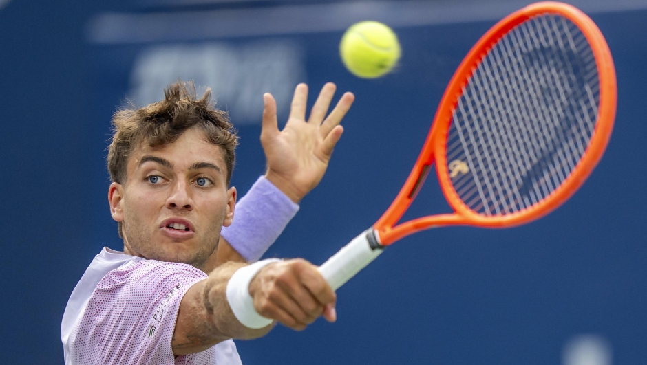Flavio Cobolli, of Italy, hits a backhand return to Ben Shelton, of the United States, during their match at the National Bank Open men's tennis tournament in Toronto, Sunday, Aug. 3, 2025. (Frank Gunn/The Canadian Press via AP) Associated Press/LaPresse