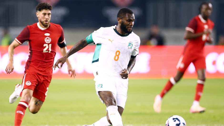  Franck Yannick Kessie #8 of Ivory Coast passes the ball during an International Friendly against Canada at BMO Field on June 10, 2025 in Toronto, Ontario, Canada.   Vaughn Ridley/Getty Images/AFP (Photo by Vaughn Ridley / GETTY IMAGES NORTH AMERICA / Getty Images via AFP)