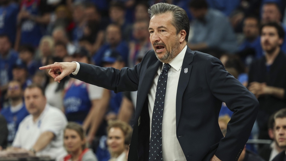 Luca Banchi, Head Coach of Anadolu Efes Istanbul in action during the 2024/2025 Turkish Airlines EuroLeague Play Offs match 4 between Anadolu Efes Istanbul and Panathinaikos Aktor Athens at Basketball Development Center on May 02, 2025 in Istanbul, Turkey. (Photo by Tolga Adanali/Euroleague Basketball via Getty Images)