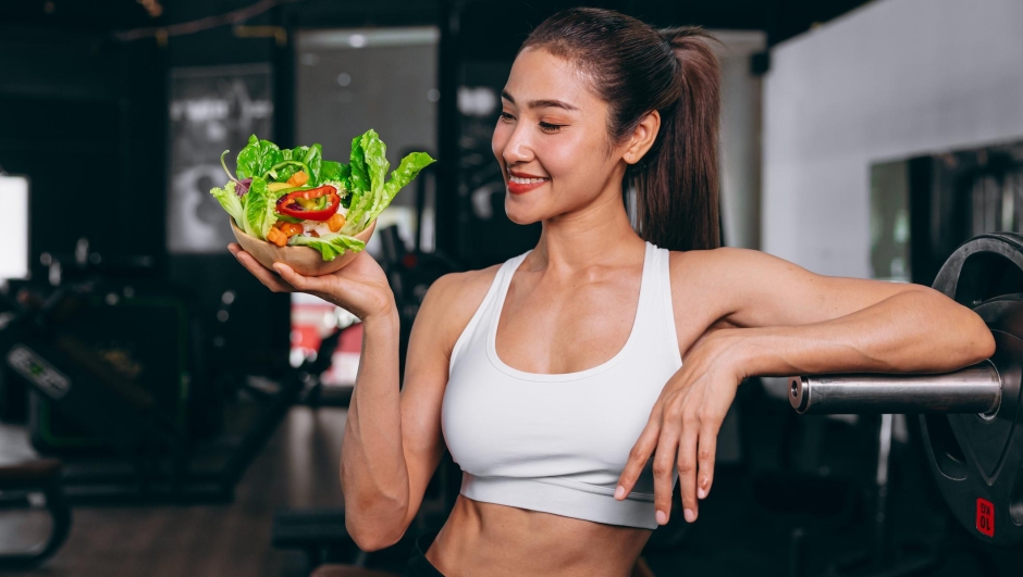 A che ora mangiare e quali alimenti scegliere se ti alleni in palestra di sera