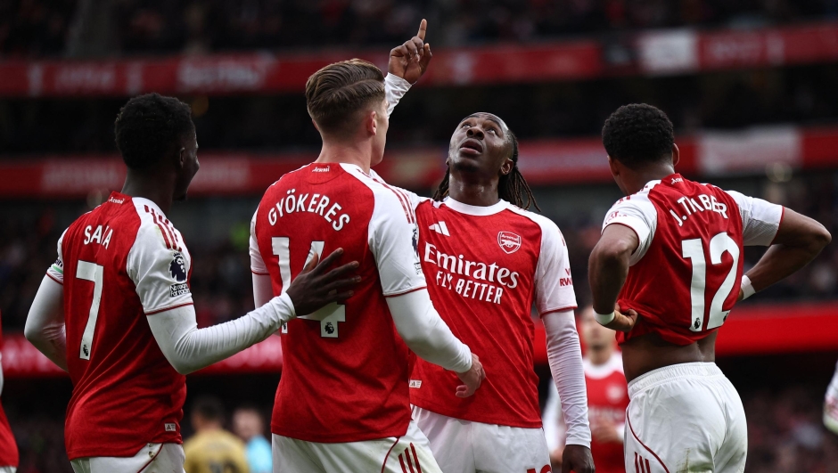TOPSHOT - Arsenal's English midfielder #10 Eberechi Eze (2R) celebrates with teammates after scoring the opening goal of the English Premier League football match between Arsenal and Crystal Palace at the Emirates Stadium in London on October 26, 2025. (Photo by HENRY NICHOLLS / AFP) / RESTRICTED TO EDITORIAL USE. No use with unauthorized audio, video, data, fixture lists, club/league logos or 'live' services. Online in-match use limited to 120 images. An additional 40 images may be used in extra time. No video emulation. Social media in-match use limited to 120 images. An additional 40 images may be used in extra time. No use in betting publications, games or single club/league/player publications. /