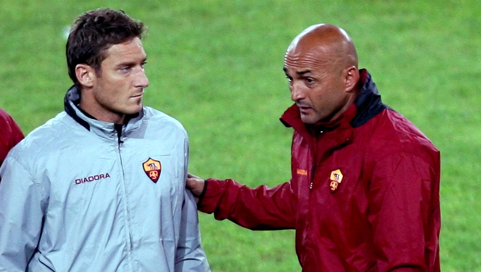 Roma's coach Luciano Spalletti (R) speaks to striker Francesco Totti during a trainning session on the eve of the Champions league group D football match against Olympiakos at Karaiskaki stadium in Piraeus, near Athens, 17 October 2006. AFP PHOTO / Aris Messinis (Photo by ARIS MESSINIS / AFP)