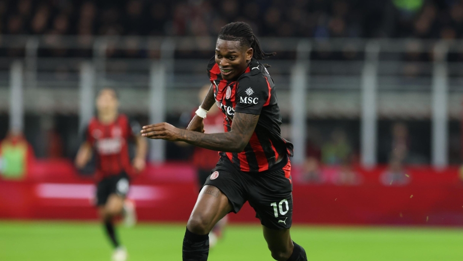   Rafael Leao of AC Milan in action during the Serie A match between AC Milan and AS Roma at Giuseppe Meazza Stadium on November 02, 2025 in Milan, Italy. (Photo by Claudio Villa/AC Milan via Getty Images)