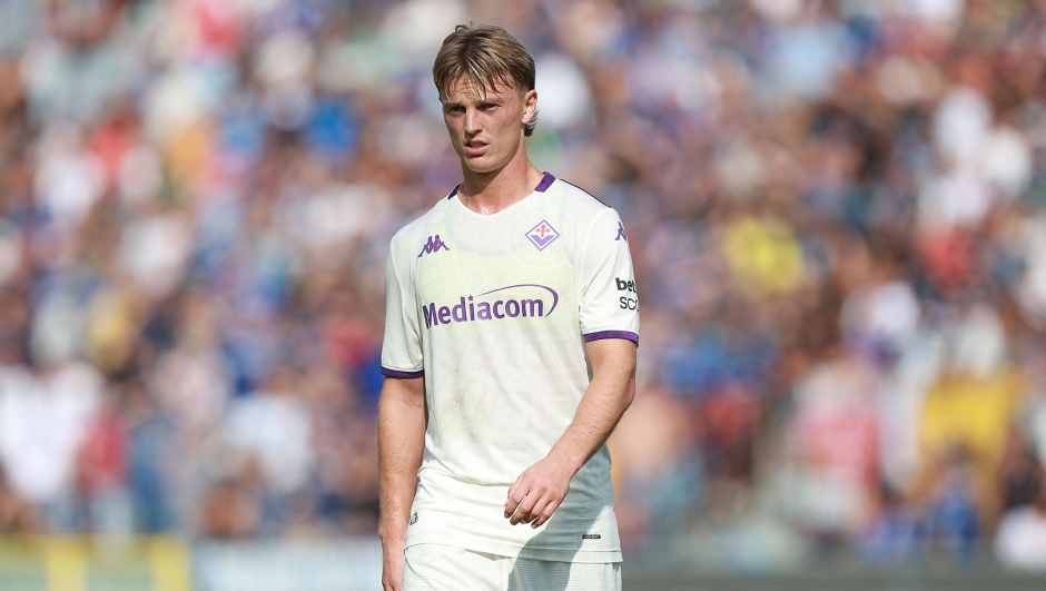  Albert Gudmundsson of ACF Fiorentina looks on during the Serie A match between Pisa SC and ACF Fiorentina at Arena Garibaldi on September 28, 2025 in Pisa, Italy. (Photo by Gabriele Maltinti/Getty Images)
