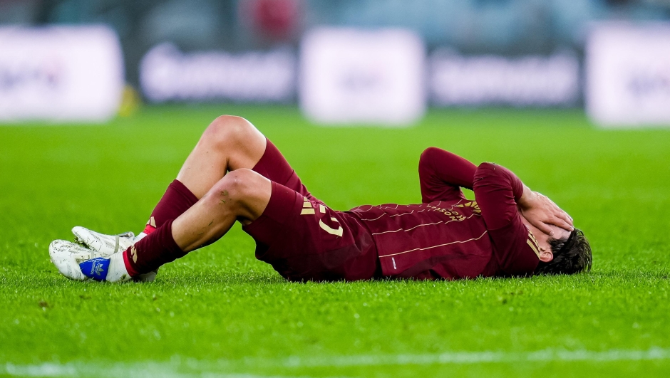 Paulo Dybala of AS Roma lies down injured during the Serie A Enilive match between AS Roma and Atalanta BC at Stadio Olimpico on December 02, 2024 in Rome, Italy. (Photo by Giuseppe Maffia/NurPhoto) (Photo by Giuseppe Maffia / NurPhoto via AFP)