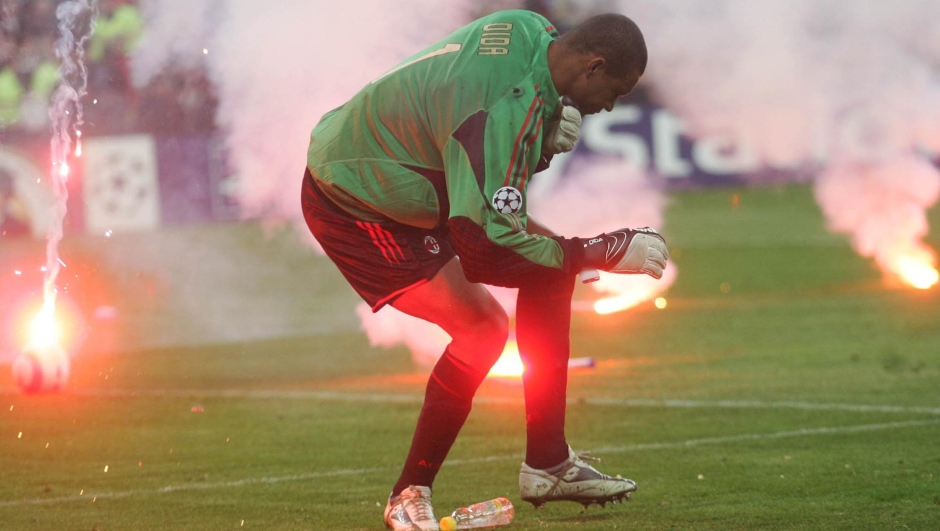 MI-1-12/4/05- MILANO- SPR-CALCIO: MILAN-INTER DEFINITIVAMENTE SOSPESA - Dida a terra subito dopo essere stato colpito da una torcia. MATTEO BAZZI  /ANSA /JI